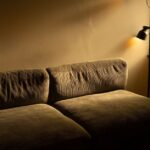 Harmonisch gestaltetes Wohnzimmer mit stilvoller Pendelleuchte und gemütlicher Atmosphäre.